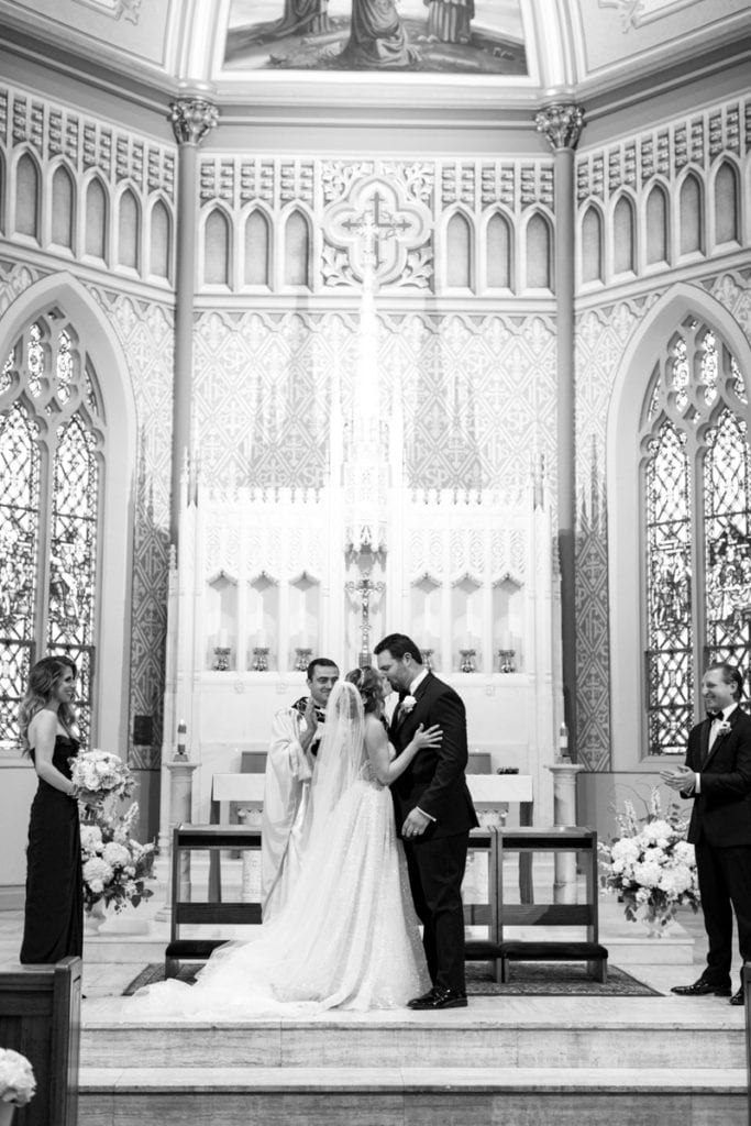 first kiss, wedding ceremony 