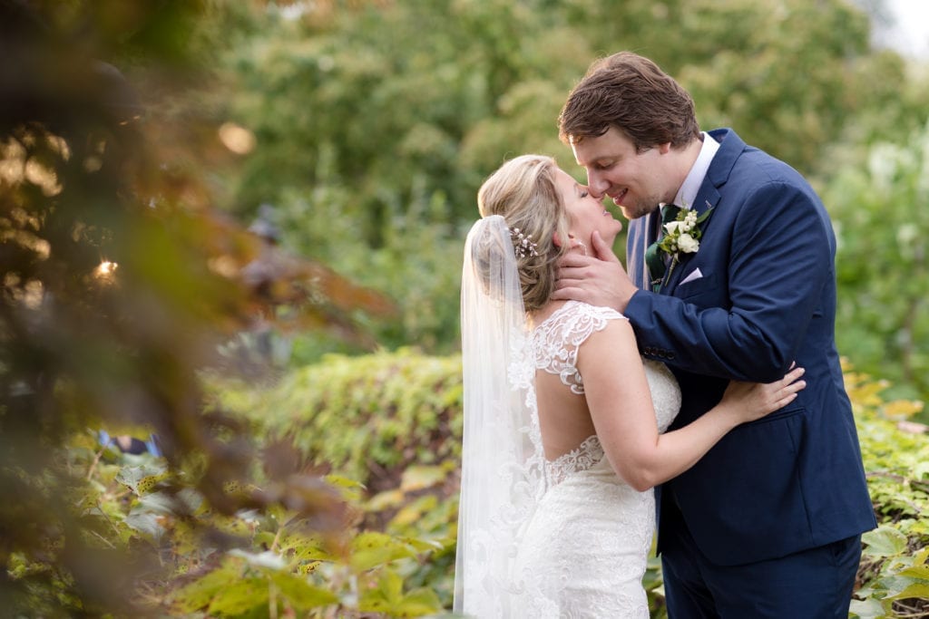 bride and groom photography poses