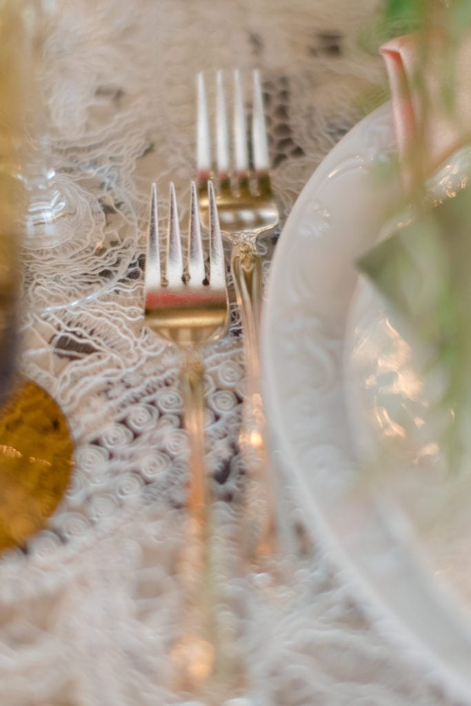 rustic wedding table setting, lace table runner ideas