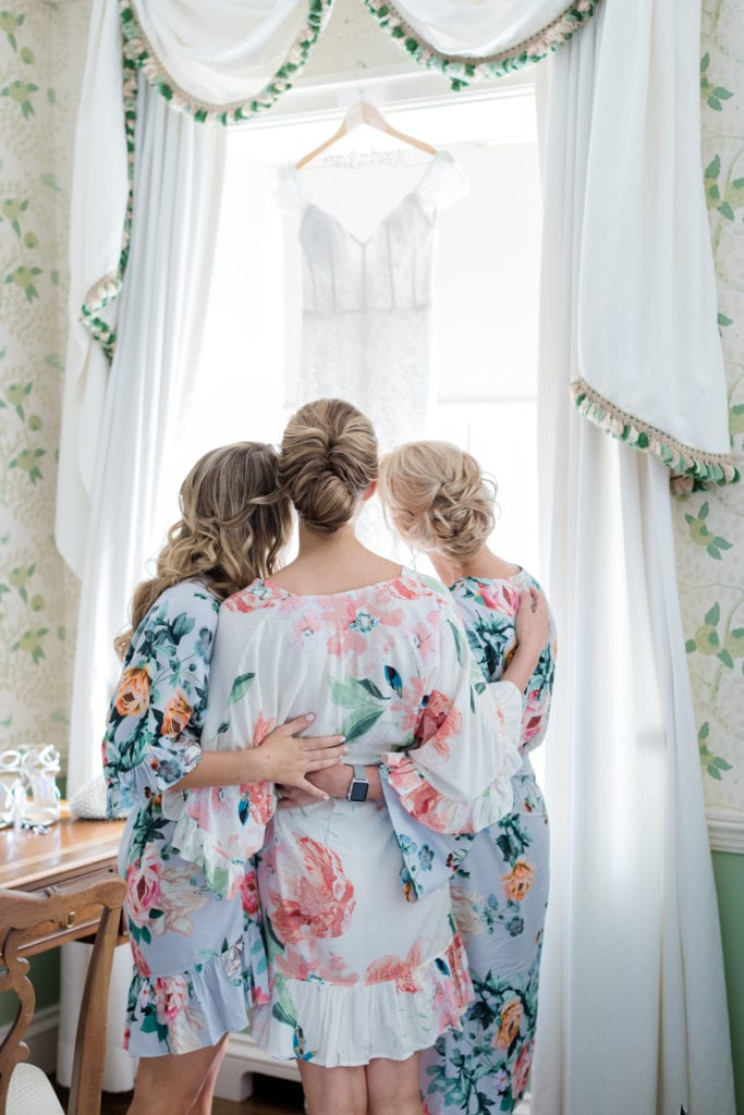 bride and her family checking out wedding dress, Monique Lhuillier wedding dress