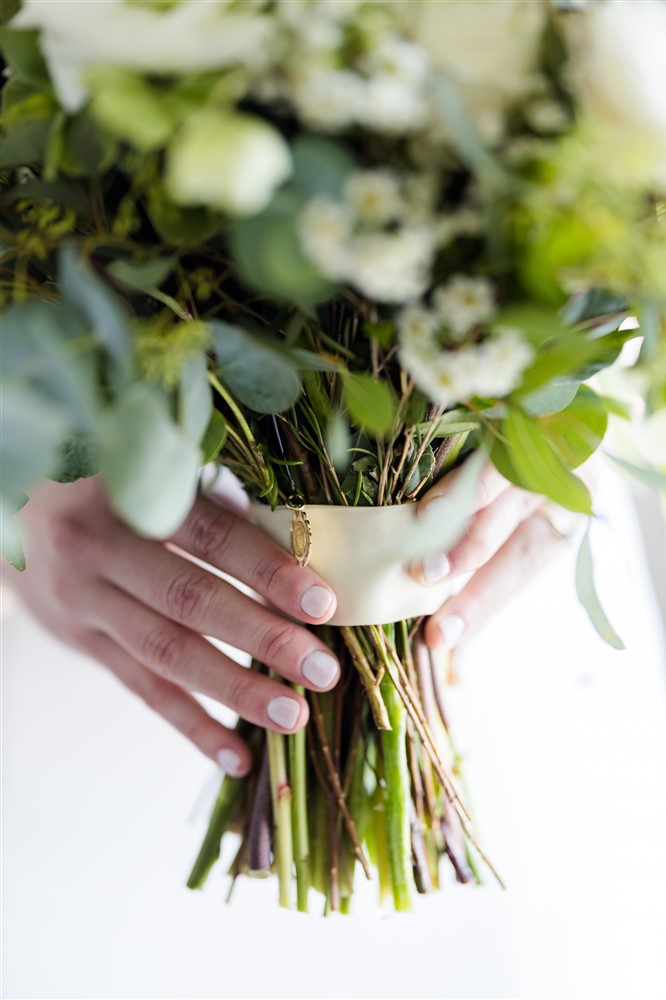 bride holding bouquet