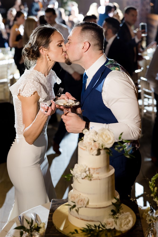 cake cutting kiss